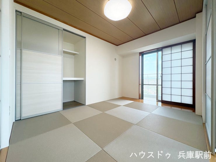 ◇LDKと一体利用ができるモダンな和室。お子さまの遊び場やくつろぎスペース、客間としても活躍し、ライフスタイルに合わせて多目的にお使いいただけます。