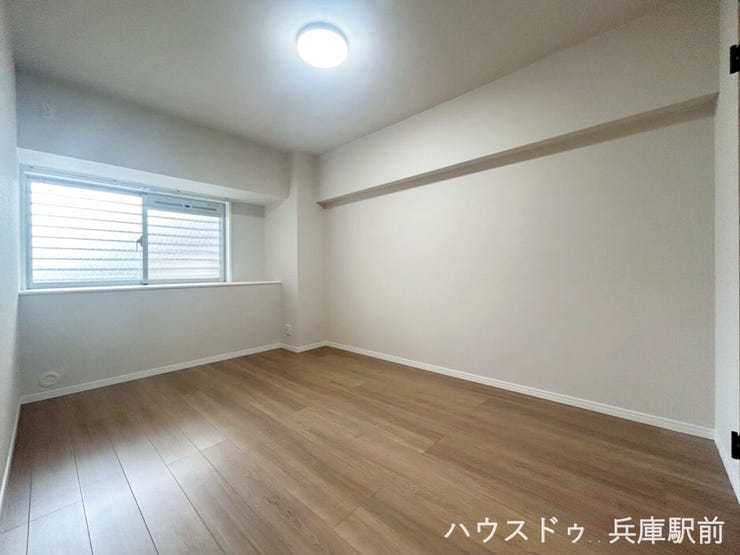 【洋室②】ウォークインクローゼットを備えた収納力の高い洋室です。衣類や季節物もしっかり収まり、居室スペースを広くすっきり使えます。
