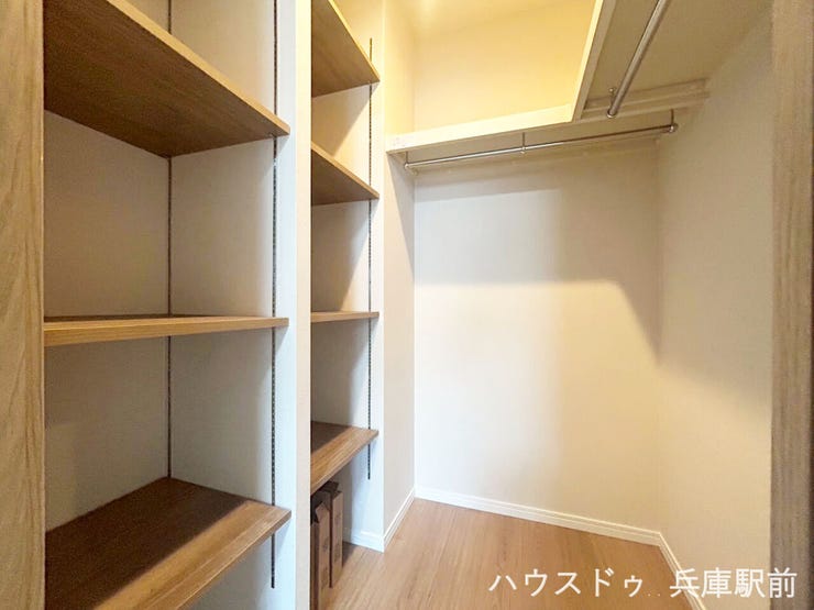 【洋室②】可動棚とハンガーパイプ付きで使い勝手も良く、季節物やスーツケースなどの大きな荷物も収納可能です。
