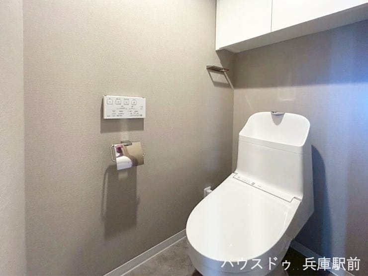 温水洗浄便座付きで機能性も備わっており、日常使いにも安心です。