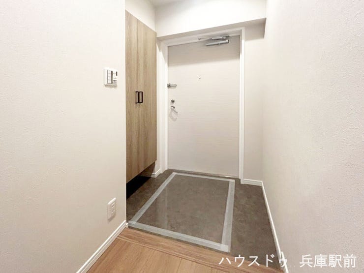 シューズボックス付きで靴の収納もでき、玄関まわりをきれいに保てます。