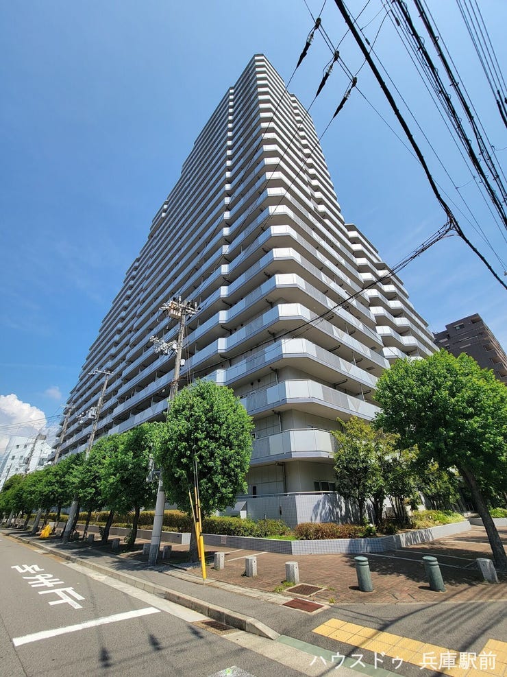 JR兵庫駅より徒歩2分、総戸数306戸の大規模マンションです。