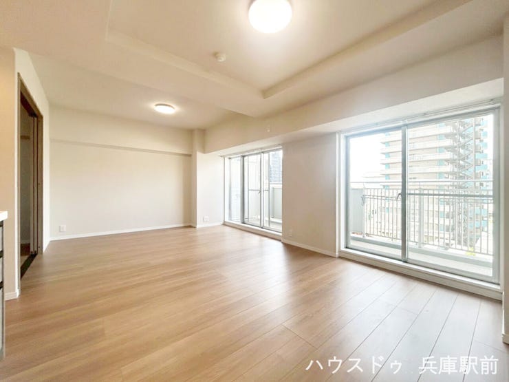 【リビング】
大きな窓から光がしっかり入る、明るく開放感のあるLDKです。