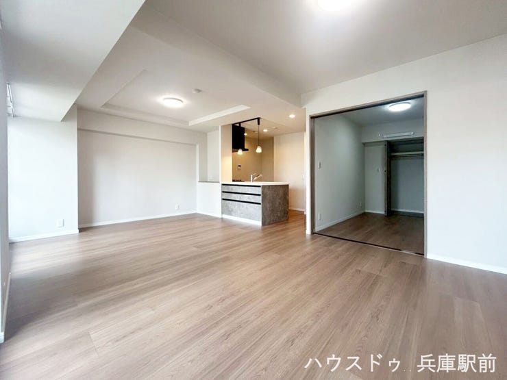 バルコニーに面しており、日中は自然光が心地よく差し込みます。