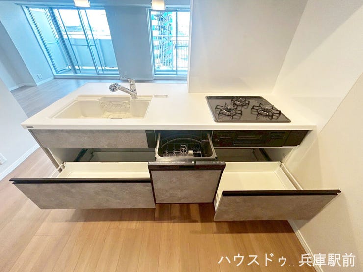 収納力もあり、見た目と実用性を両立したキッチン空間です。