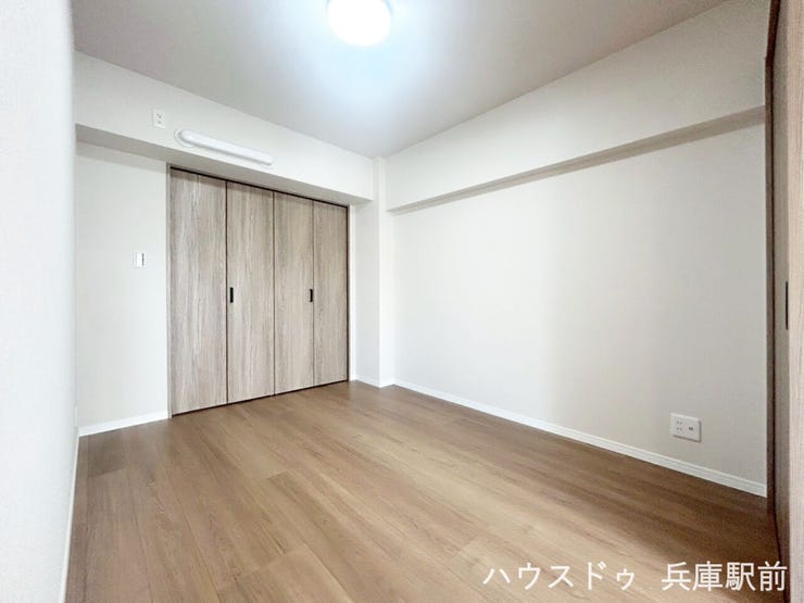 【洋室①】リビングに隣接した使い勝手の良い洋室で、引き戸を開ければ一体空間として広く活用でき、ライフスタイルに合わせた柔軟な使い方が可能です。