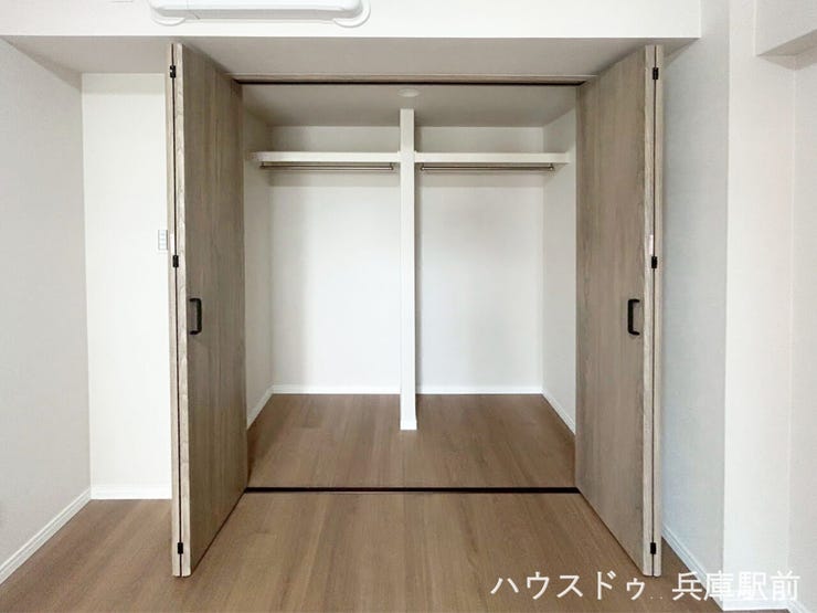 【洋室①】クローゼット付きで収納力も確保されており、寝室やワークスペース、子ども部屋など幅広い用途に対応できます。