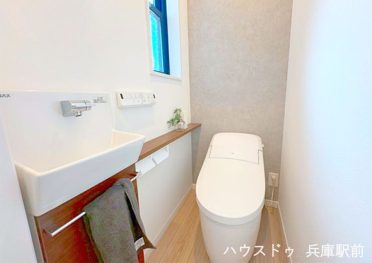 ◇LDKから近い2階トイレのすぐ横には、独立した手洗いカウンターを設置 。