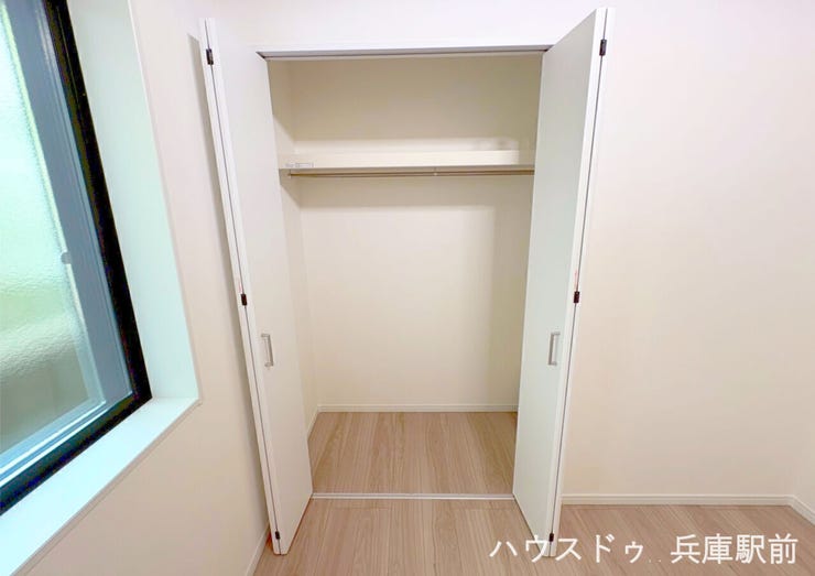 ◇上部の吊戸棚には手の届きやすい位置まで引き下げられる「ダウンウォール」を採用し、高い場所の空間も無駄なく活用できます 。