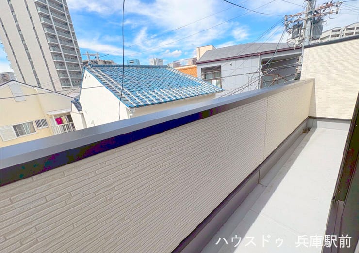 ◇バルコニー直結の開放感:リビングからフラットに繋がるバルコニー(手洗いカウンター付き)を配置し、ゴミの一時置きや息抜きスペースとしても便利です。