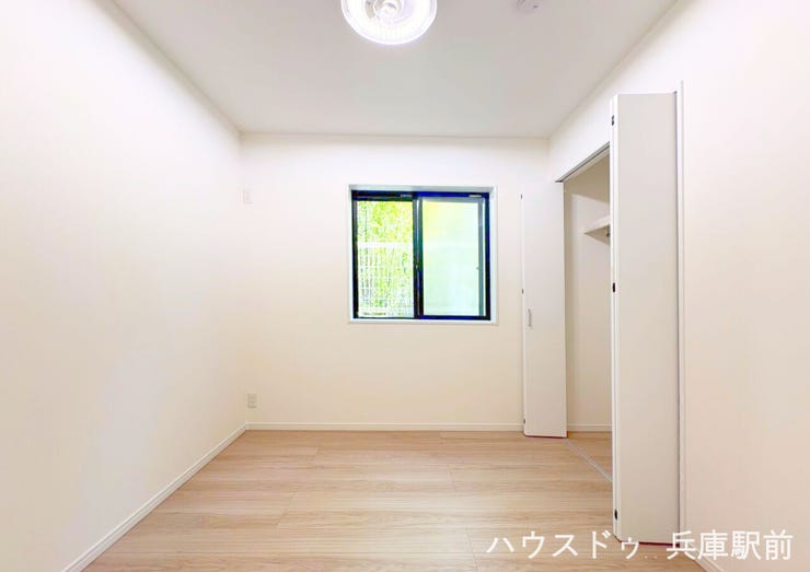 ◇独立した洋室4.5帖:玄関から近く、テレワークスペースや客間、あるいは趣味の部屋としてマルチに活用できる独立性の高い配置です。