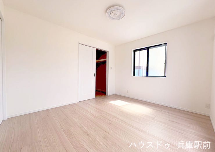 ◇主寝室に最適な洋室7帖:大型のウォークインクローゼット(WICL)を完備。衣服だけでなく、スーツケースや季節物までたっぷり収納できます。