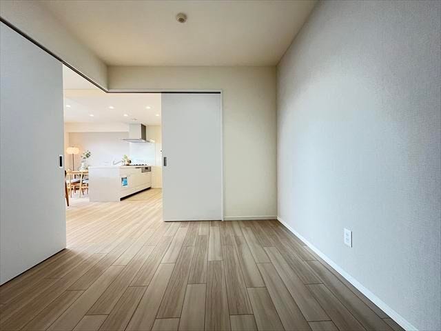 中央洋室:リビング横の洋室は、扉を開放してLDKと一体利用も可能。お子様の遊び場や在宅ワーク、来客スペースなどライフスタイルに合わせて活用できます。