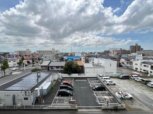 開放感あふれるバルコニーからの眺望。広い空を感じられる、気持ちの良い住環境です♪