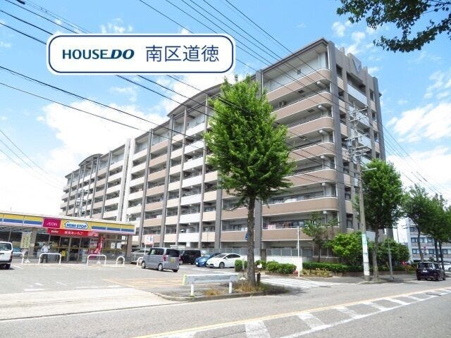 【外観】
8階建て5階部分のお部屋にあたります。
総戸数95戸の大型マンションです。
名鉄常滑線「道徳」駅まで徒歩約12分、名古屋市営バス「三新通二丁目」停まで徒歩約4分に立地です。