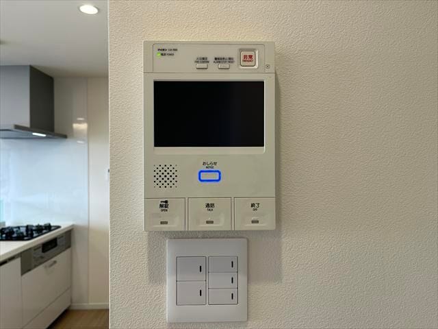 ◆モニター付きインターホン◆オートロック対応。リビングに設置されています。来客者の顔を確認しながら通話ができます。