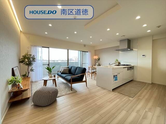 開放感あふれる明るいLDK。間接照明がやさしく空間を照らし、上質で落ち着いた雰囲気を演出します♪