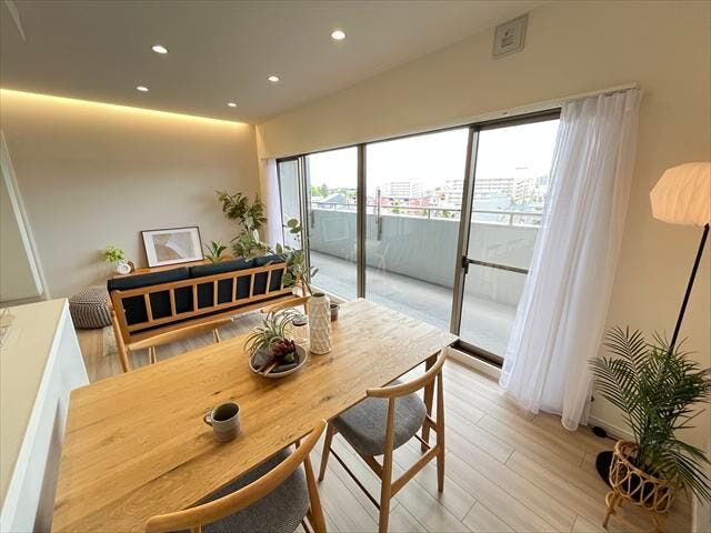 家族との食事やくつろぎの時間を心地よく過ごせる空間です♪
