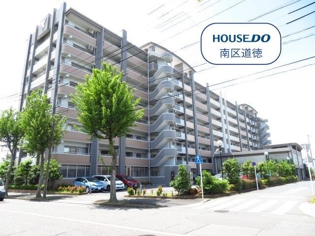 マンション北東側からの写真です。日当たり・通風共に良好◎
コンビニとドラッグストアが目の前にあり、お買い物に便利な立地です!