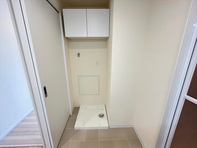 清潔感のある明るい空間です!上部収納付きで、洗剤やタオルなどのランドリー用品もすっきり収納できます。生活感を抑えて使える、機能的なスペースです。