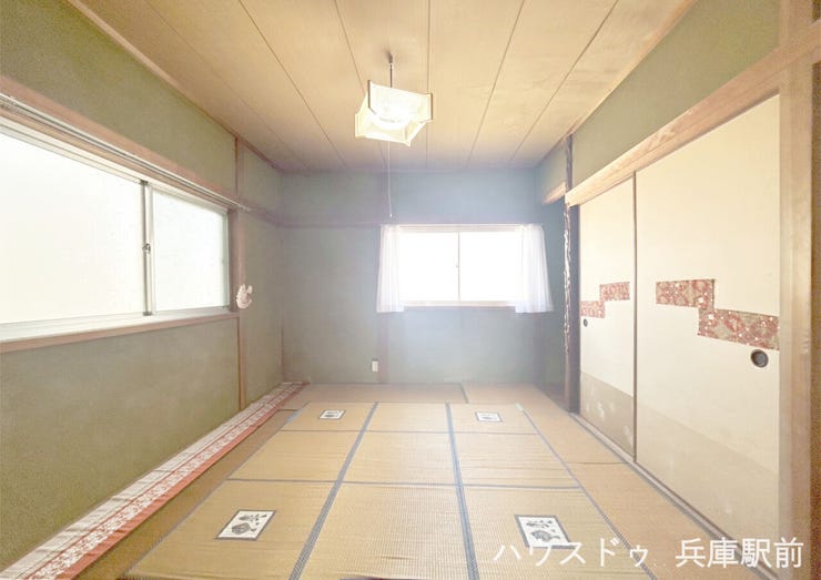 ◇こちらのお部屋にはしっかりとした押入が備わっています 。お布団や季節ものの衣類、生活用品などをすっきりと片付けられるため、お部屋のスペースを最大限に広く使うことができます。