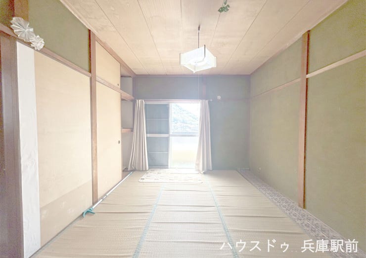 ◇程よく落ち着いた明るさが保たれるため、お子様のお部屋としてはもちろん、在宅ワークでの書斎や、集中して作業をしたい趣味のお部屋としても適しています。