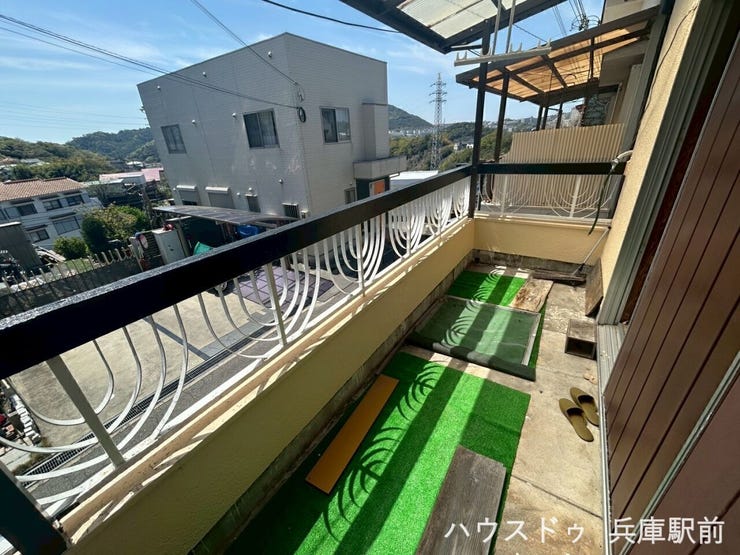 ◇南西側からの陽当たりが心地よく、日中は電気をつけなくてもお部屋が明るく保たれます 。畳の香りに包まれながら、のんびりとお昼寝やくつろぎの時間を過ごせます。