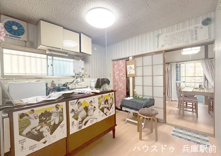 【リビング】
◇1階の各洋室へスムーズに移動できる、生活動線に優れた間取りです 。コンパクトだからこそ家具配置がしやすく、お掃除の手間も省けます。