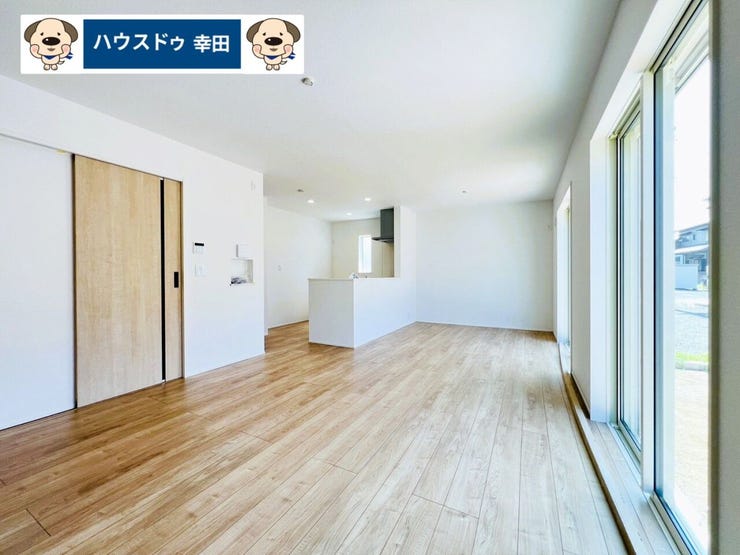 【リビング】
南向き18帖のLDKです