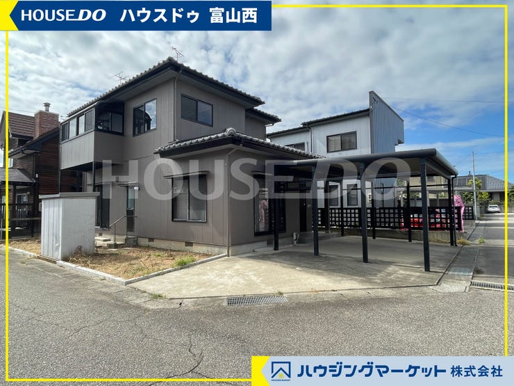 【外観】
カーポート付きで車の出入りがしやすい住まい