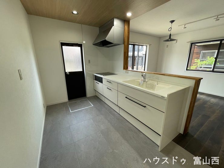 リビングを眺めながら料理をすることが可能です