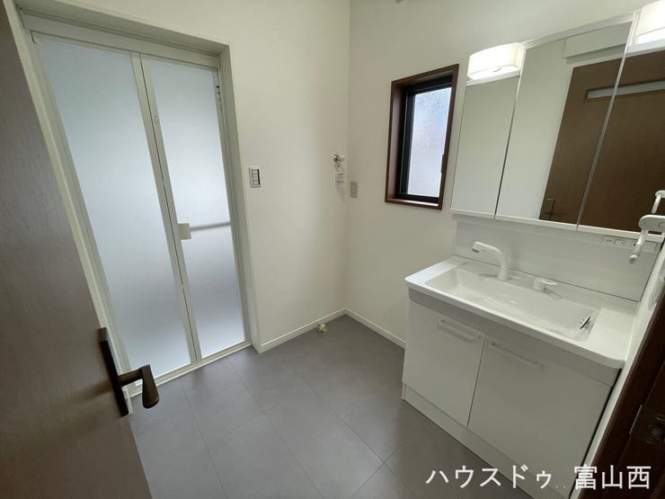 バスルームへと続く洗面室