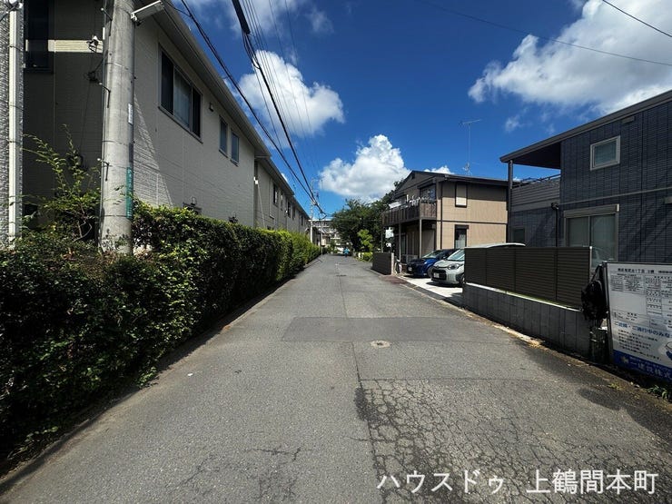 ゆとりある前面道路が、毎日の車庫入れをスムーズにしてくれます。