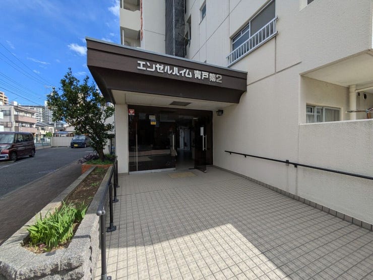 足を踏み入れると静穏な時間が流れるエントランスホール。心やすらぐ憩いのスペース。ゆったりと寛ぎながら、思い思いの時間を過ごせる空間です。