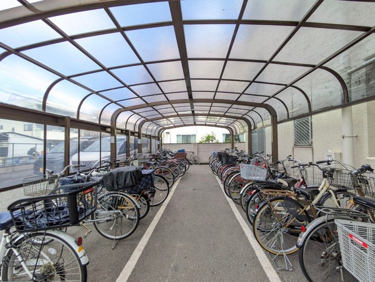 きちんと整備された駐輪場。住む方の心遣いが感じられます。空き状況は、お気軽にお問合せください。