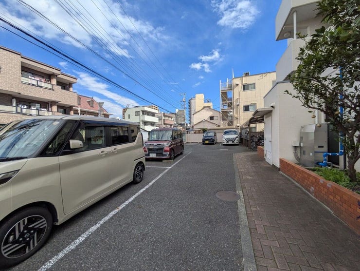 敷地内にある駐車スペースです。空き状況は、お気軽にお問合せください。