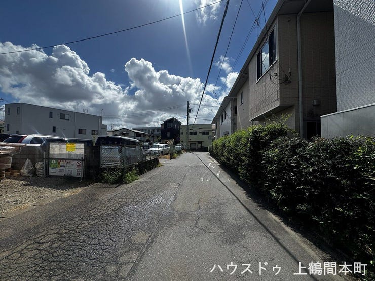 車通りが比較的落ち着いた前面道路で、穏やかな暮らしを演出。