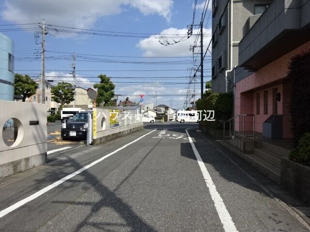 前面道路:幅員のある前面道路に面し、お車の出入りもスムーズ。見通しの良い住環境で、毎日の通勤・通学も快適です。