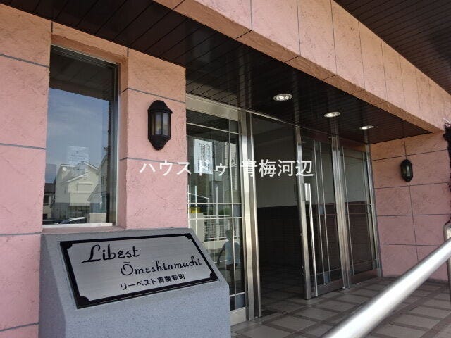 エントランス:オートロック付きのエントランスで、防犯面にも配慮。管理の行き届いた共用部が、住まいの第一印象をより良く演出します。