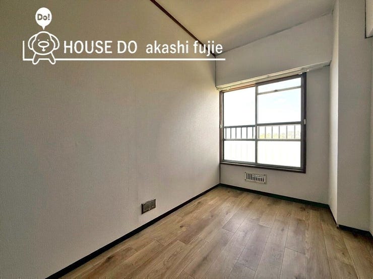 洋室約3帖です。
書斎・ワークスペース・洗濯干しスぺースなど多用途にお使いいただけます。
お問合せお待ち致しております!
【お問合せ フリーダイヤル:0120-077-712】