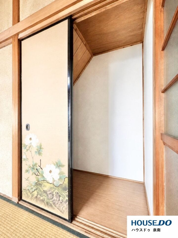階段下に収納スペースあり◎
お部屋がすっきり片付きます。