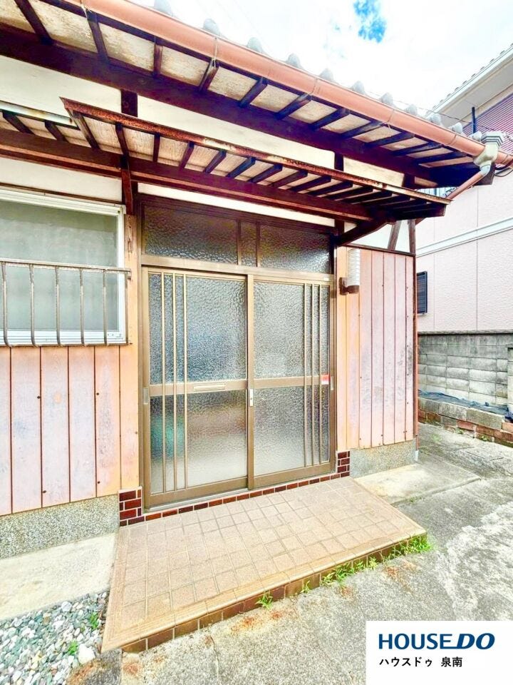屋根のある玄関まわりで、雨の日の出入りにも配慮された造りです♪