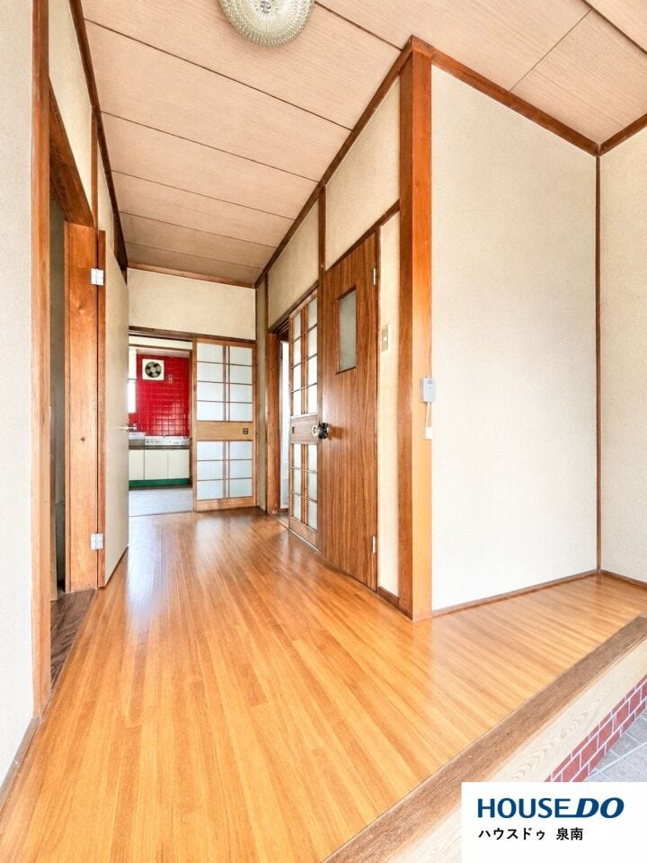 玄関から室内へ続く、木のぬくもりを感じられる空間です♪