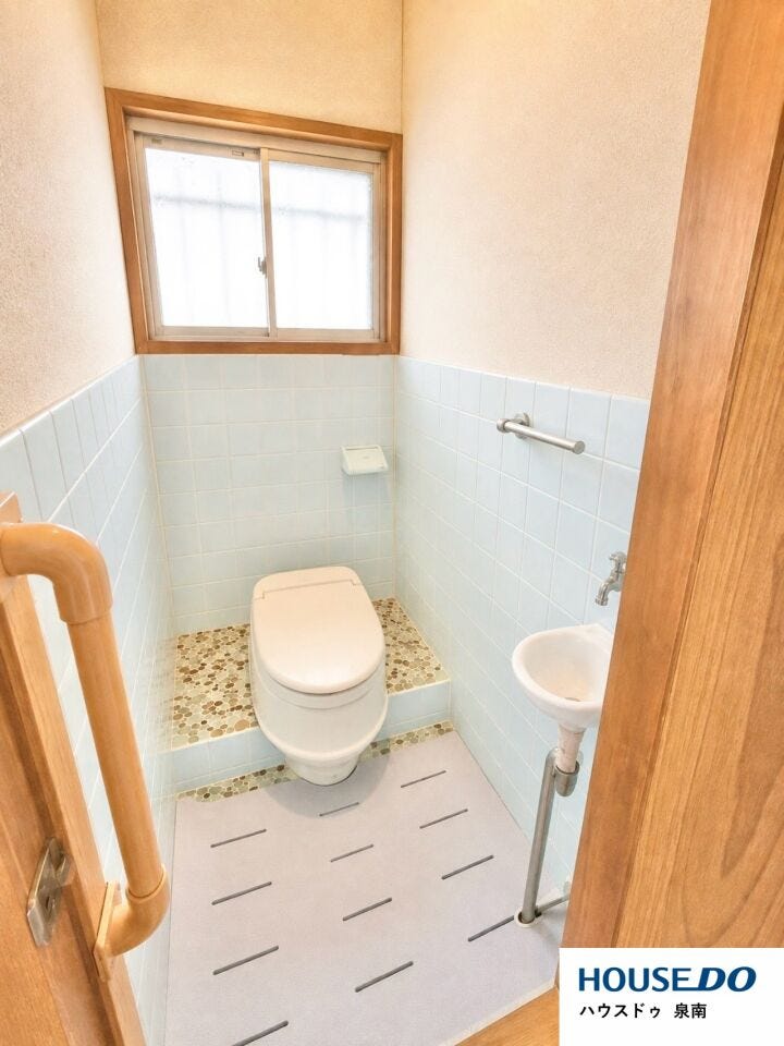 窓付きで自然光を取り込みやすく、換気もしやすいトイレです◎