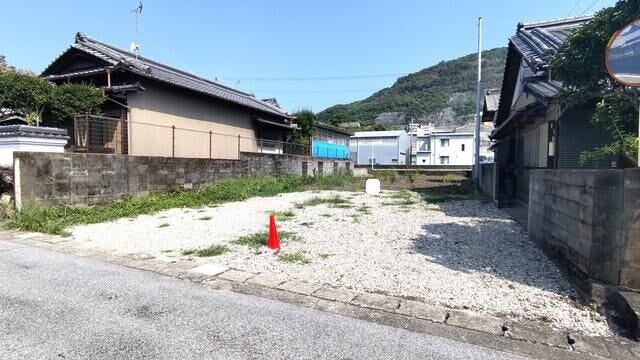 【外観】
●約120坪の整形地!
●静かな住環境
●バイパスに出やすくアクセス良好!
●稲生小学校区