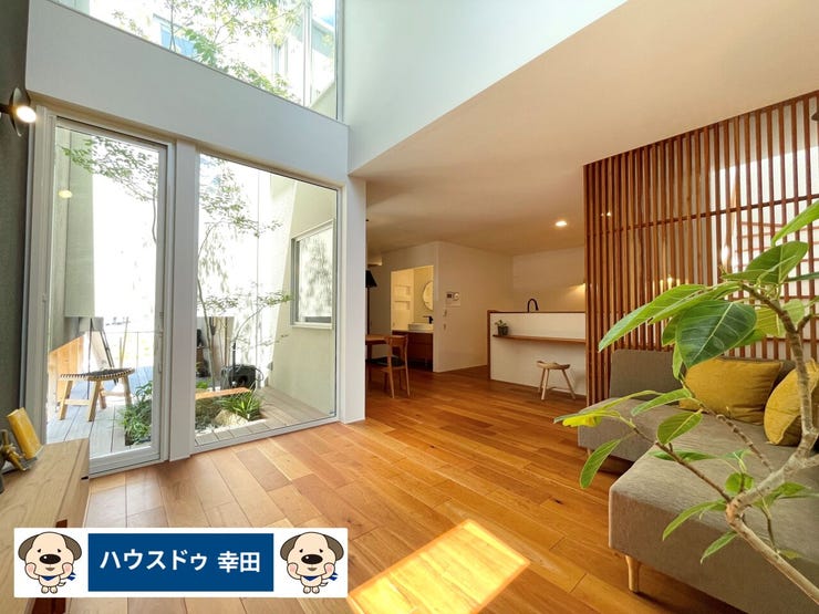 【リビング】
魅了するデザインのリビングは日当たりがよく、開放的な空間になっております。