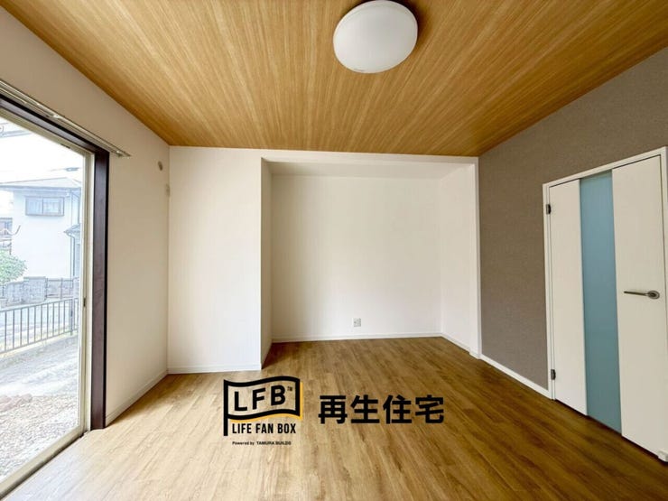 落ち着いた木目調天井と上品なクロスが調和する内装。デザイン性と居心地の良さを両立した空間です。