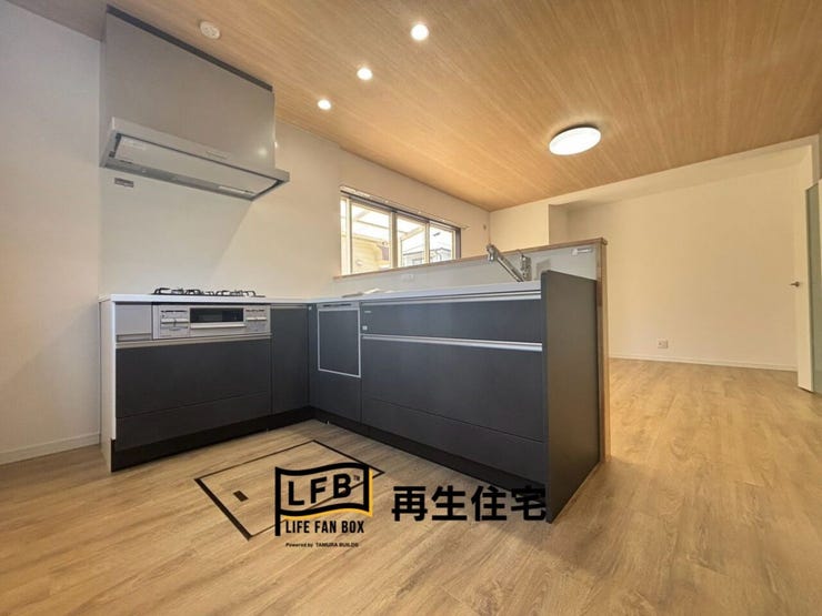 家族との会話が弾む対面式L字キッチン!木目調の天井とダウンライトがお洒落な空間を演出します。