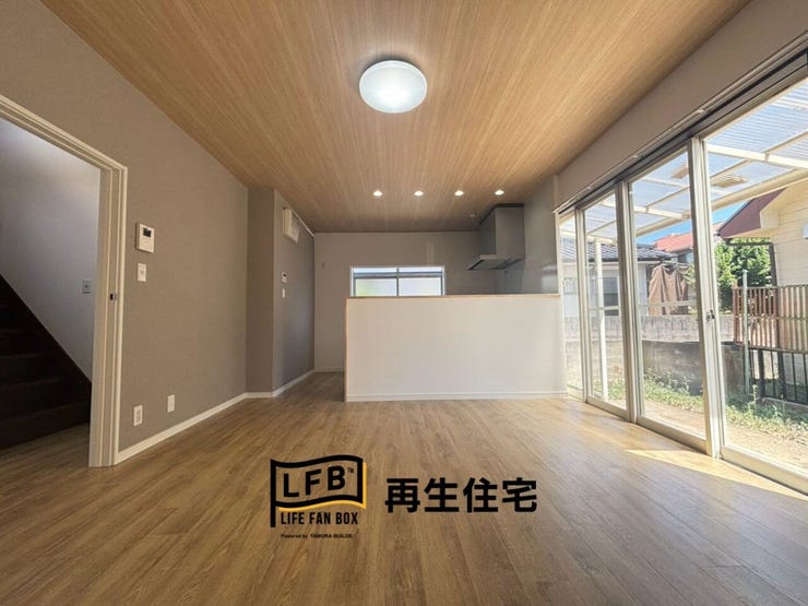 大きな窓から自然光がたっぷり入る開放的なLDK!木の温もりを感じる心地よい家族の憩いの場です。