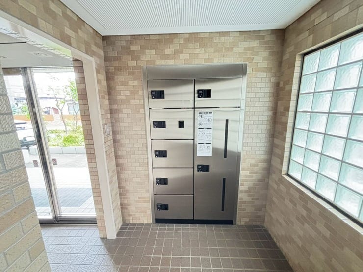 《宅配ボックス》
不在時も荷物の受け取りができ便利です。